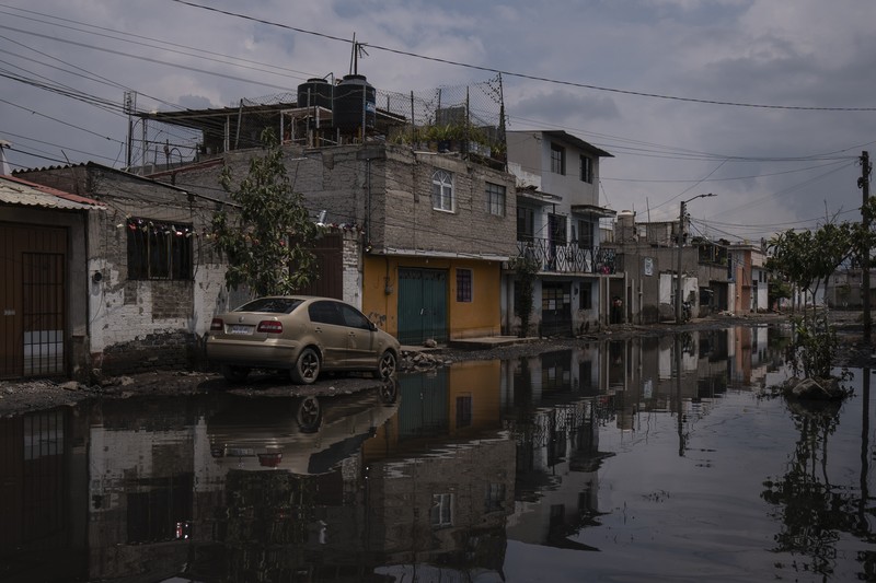 Warga pinggiran kota Mexico City tengah merasa cemas setelah tinggal selama lebih dari sebulan terkepung air limbah hitam. (AP Photo/Felix Marquez)