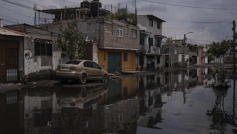 Warga pinggiran kota Mexico City tengah merasa cemas setelah tinggal selama lebih dari sebulan terkepung air limbah hitam. (AP Photo/Felix Marquez)