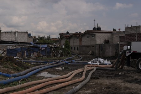 Warga pinggiran kota Mexico City tengah merasa cemas setelah tinggal selama lebih dari sebulan terkepung air limbah hitam. (AP Photo/Felix Marquez)
