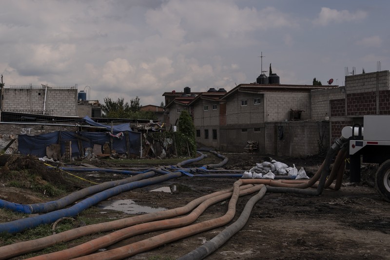 Warga pinggiran kota Mexico City tengah merasa cemas setelah tinggal selama lebih dari sebulan terkepung air limbah hitam. (AP Photo/Felix Marquez)