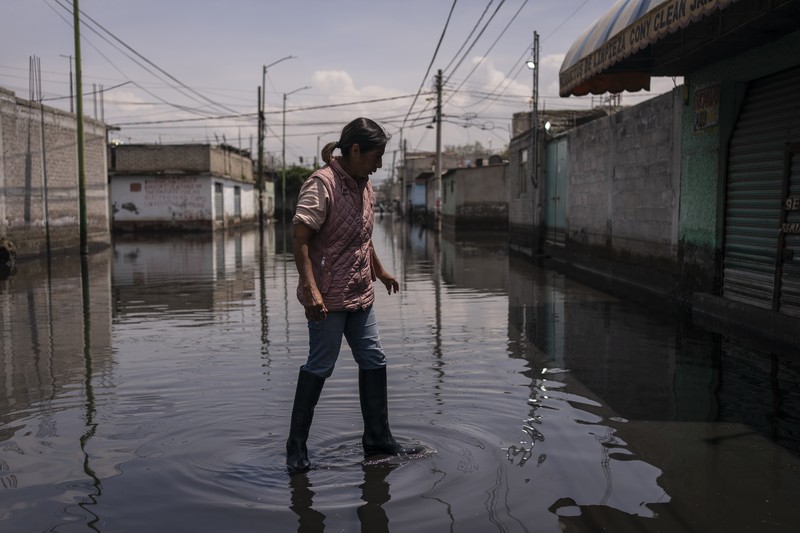 Warga pinggiran kota Mexico City tengah merasa cemas setelah tinggal selama lebih dari sebulan terkepung air limbah hitam. (AP Photo/Felix Marquez)