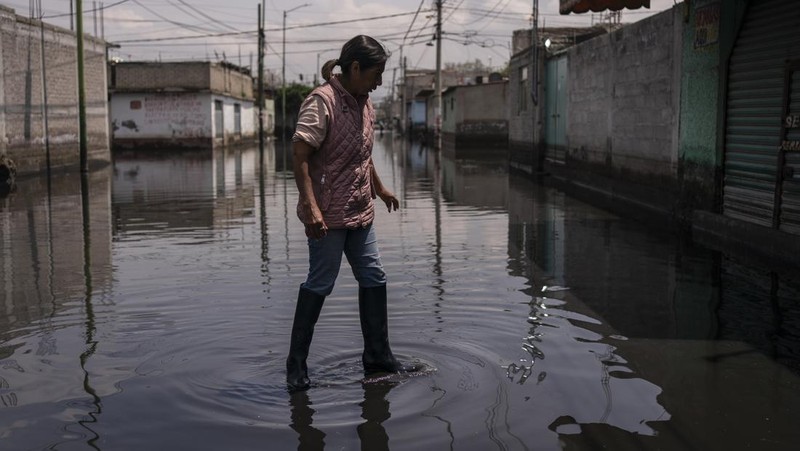 Warga pinggiran kota Mexico City tengah merasa cemas setelah tinggal selama lebih dari sebulan terkepung air limbah hitam. (AP Photo/Felix Marquez)