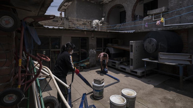 Warga pinggiran kota Mexico City tengah merasa cemas setelah tinggal selama lebih dari sebulan terkepung air limbah hitam. (AP Photo/Felix Marquez)