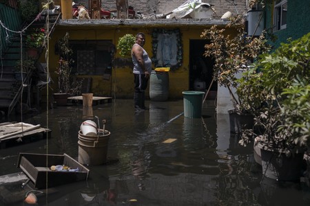 Warga pinggiran kota Mexico City tengah merasa cemas setelah tinggal selama lebih dari sebulan terkepung air limbah hitam. (AP Photo/Felix Marquez)