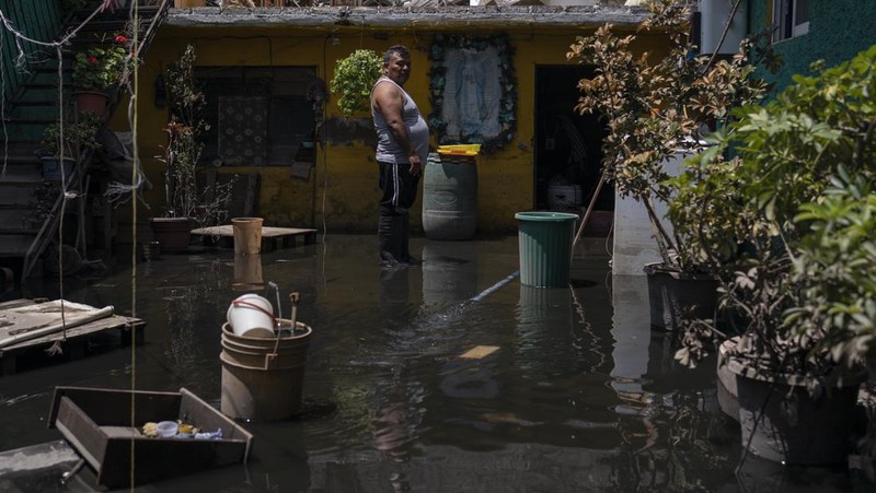 Warga pinggiran kota Mexico City tengah merasa cemas setelah tinggal selama lebih dari sebulan terkepung air limbah hitam. (AP Photo/Felix Marquez)