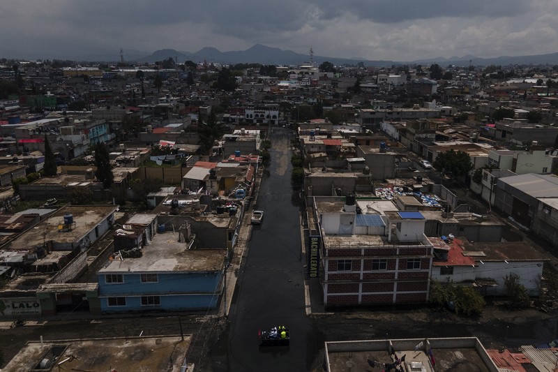 Warga pinggiran kota Mexico City tengah merasa cemas setelah tinggal selama lebih dari sebulan terkepung air limbah hitam. (AP Photo/Felix Marquez) Warga pinggiran kota Mexico City tengah merasa cemas setelah tinggal selama lebih dari sebulan terkepung air limbah hitam. (AP Photo/Felix Marquez)