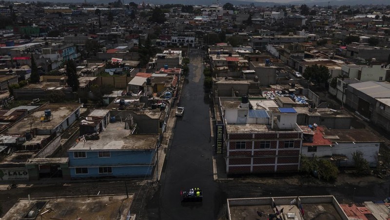 Warga pinggiran kota Mexico City tengah merasa cemas setelah tinggal selama lebih dari sebulan terkepung air limbah hitam. (AP Photo/Felix Marquez)