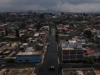 Warga pinggiran kota Mexico City tengah merasa cemas setelah tinggal selama lebih dari sebulan terkepung air limbah hitam. (AP Photo/Felix Marquez)