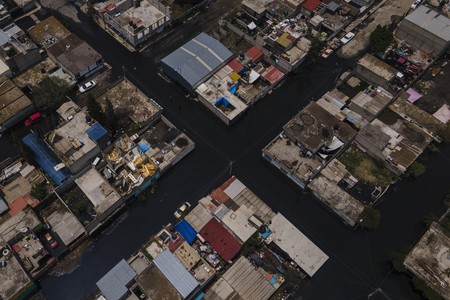 Warga pinggiran kota Mexico City tengah merasa cemas setelah tinggal selama lebih dari sebulan terkepung air limbah hitam. (AP Photo/Felix Marquez)