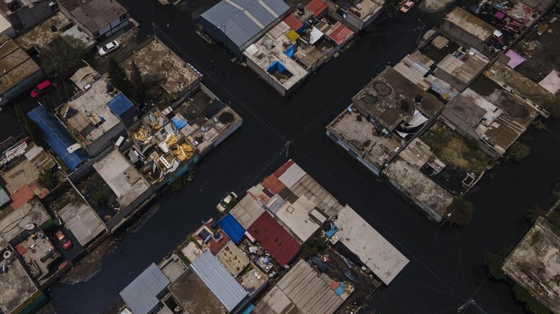 Warga pinggiran kota Mexico City tengah merasa cemas setelah tinggal selama lebih dari sebulan terkepung air limbah hitam. (AP Photo/Felix Marquez)