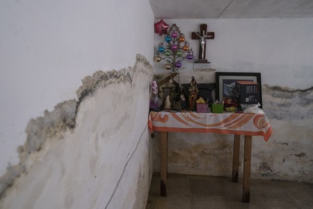 Warga pinggiran kota Mexico City tengah merasa cemas setelah tinggal selama lebih dari sebulan terkepung air limbah hitam. (AP Photo/Felix Marquez)