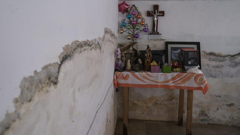 Warga pinggiran kota Mexico City tengah merasa cemas setelah tinggal selama lebih dari sebulan terkepung air limbah hitam. (AP Photo/Felix Marquez)