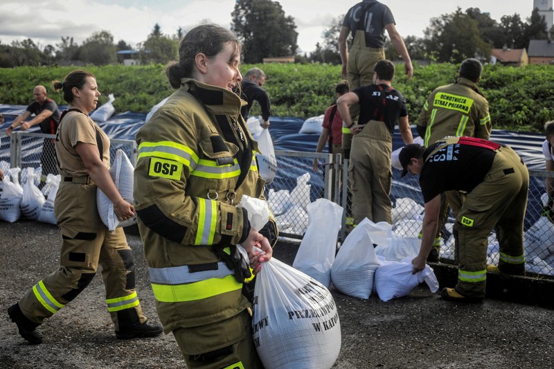 Empat orang tewas di Rumania akibat banjir yang disebabkan oleh hujan deras yang melanda Eropa tengah dan timur. (REUTERS/David W Cerny) Empat orang tewas di Rumania akibat banjir yang disebabkan oleh hujan deras yang melanda Eropa tengah dan timur. (REUTERS/David W Cerny)