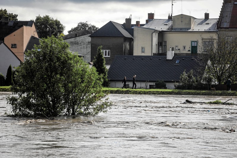 Empat orang tewas di Rumania akibat banjir yang disebabkan oleh hujan deras yang melanda Eropa tengah dan timur. (REUTERS/David W Cerny) Empat orang tewas di Rumania akibat banjir yang disebabkan oleh hujan deras yang melanda Eropa tengah dan timur. (REUTERS/David W Cerny)