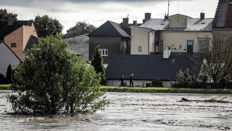 Empat orang tewas di Rumania akibat banjir yang disebabkan oleh hujan deras yang melanda Eropa tengah dan timur. (REUTERS/David W Cerny)