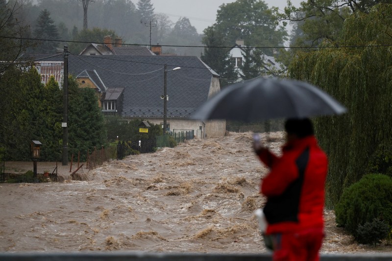 Empat orang tewas di Rumania akibat banjir yang disebabkan oleh hujan deras yang melanda Eropa tengah dan timur. (REUTERS/David W Cerny) Empat orang tewas di Rumania akibat banjir yang disebabkan oleh hujan deras yang melanda Eropa tengah dan timur. (REUTERS/David W Cerny)