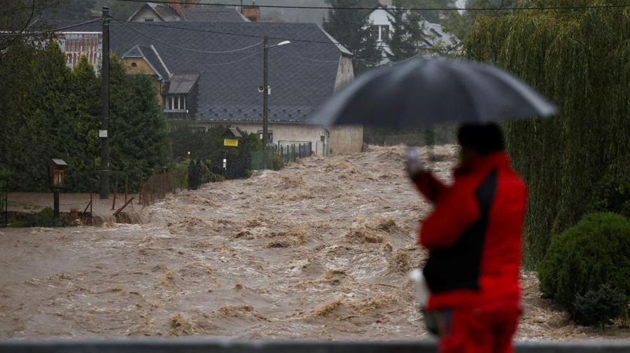 Empat orang tewas di Rumania akibat banjir yang disebabkan oleh hujan deras yang melanda Eropa tengah dan timur. (REUTERS/David W Cerny)