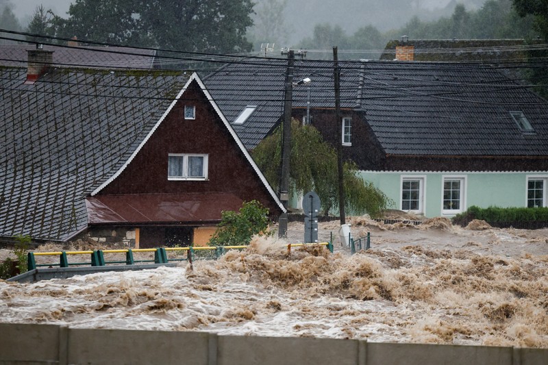Empat orang tewas di Rumania akibat banjir yang disebabkan oleh hujan deras yang melanda Eropa tengah dan timur. (REUTERS/David W Cerny) Empat orang tewas di Rumania akibat banjir yang disebabkan oleh hujan deras yang melanda Eropa tengah dan timur. (REUTERS/David W Cerny)