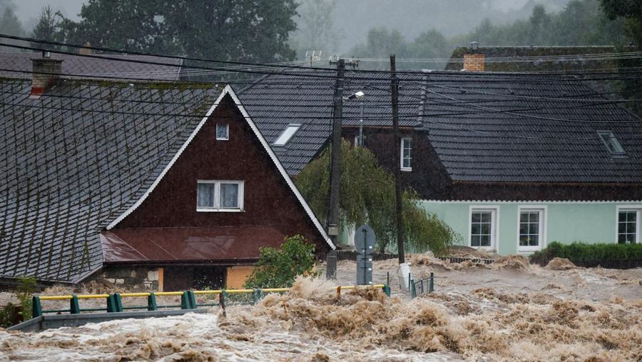 Empat orang tewas di Rumania akibat banjir yang disebabkan oleh hujan deras yang melanda Eropa tengah dan timur. (REUTERS/David W Cerny)