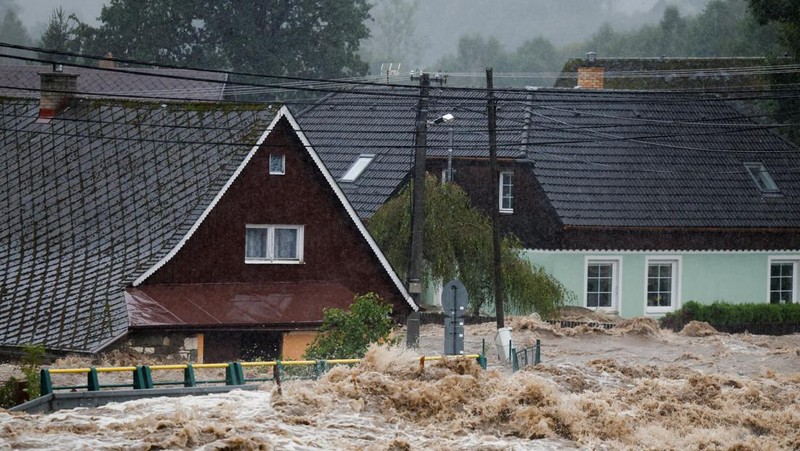 Empat orang tewas di Rumania akibat banjir yang disebabkan oleh hujan deras yang melanda Eropa tengah dan timur. (REUTERS/David W Cerny)