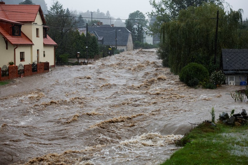 Empat orang tewas di Rumania akibat banjir yang disebabkan oleh hujan deras yang melanda Eropa tengah dan timur. (REUTERS/David W Cerny) Empat orang tewas di Rumania akibat banjir yang disebabkan oleh hujan deras yang melanda Eropa tengah dan timur. (REUTERS/David W Cerny)