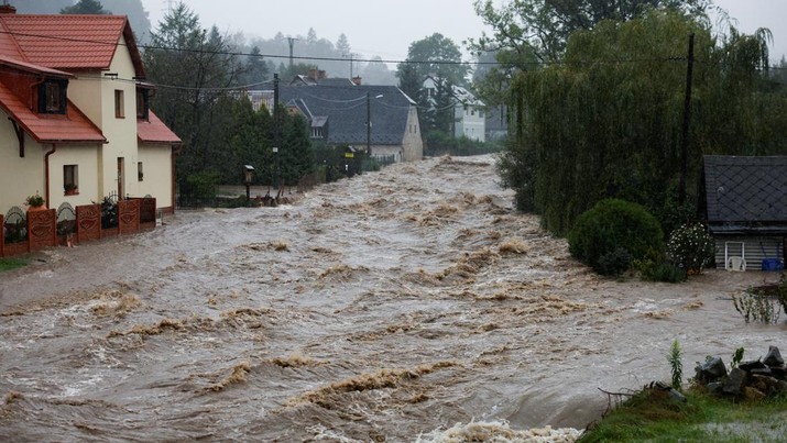 Empat orang tewas di Rumania akibat banjir yang disebabkan oleh hujan deras yang melanda Eropa tengah dan timur. (REUTERS/David W Cerny)