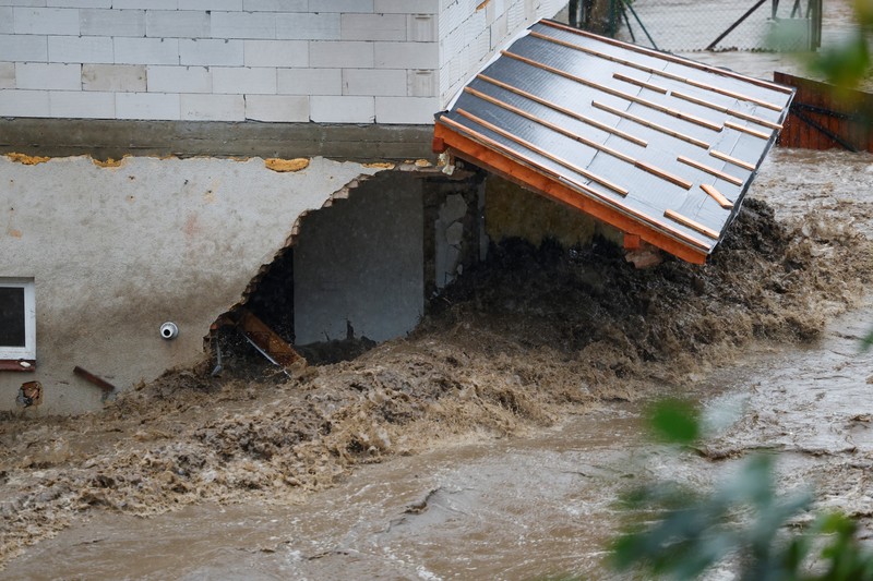 Empat orang tewas di Rumania akibat banjir yang disebabkan oleh hujan deras yang melanda Eropa tengah dan timur. (REUTERS/David W Cerny) Empat orang tewas di Rumania akibat banjir yang disebabkan oleh hujan deras yang melanda Eropa tengah dan timur. (REUTERS/David W Cerny)