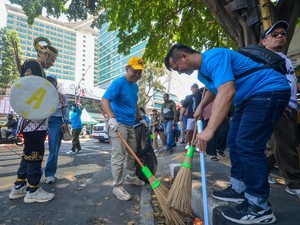 Aksi Sapu-Pungut Sampah Usai Pawai Kendaraan Hias