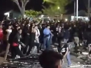 Ricuh! Konser SID di Pekalongan Dihentikan gegara Penonton Paksa Masuk Gratis