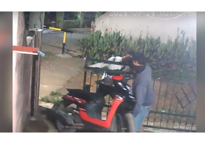 Terekam CCTV, Komplotan Maling di Palembang Angkat Motor Curian