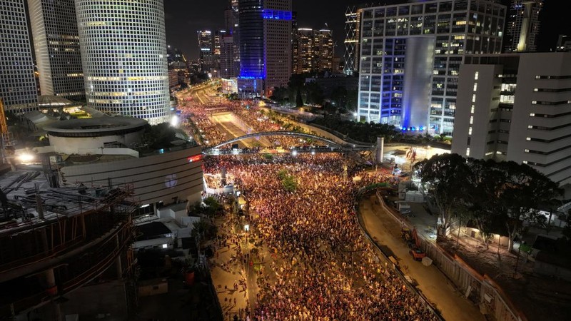 Masyarakat Israel melakukan aksi demonstrasi besar-besaran di Tel Aviv dan sejumlah kota lainnya, Sabtu (14/9/2024). Melalui aksi ini, masyarakat Israel menuntut Pemerintahan Netanyahu untuk segera melakukan gencatan senjata. (REUTERS/Ilan Rosenberg)