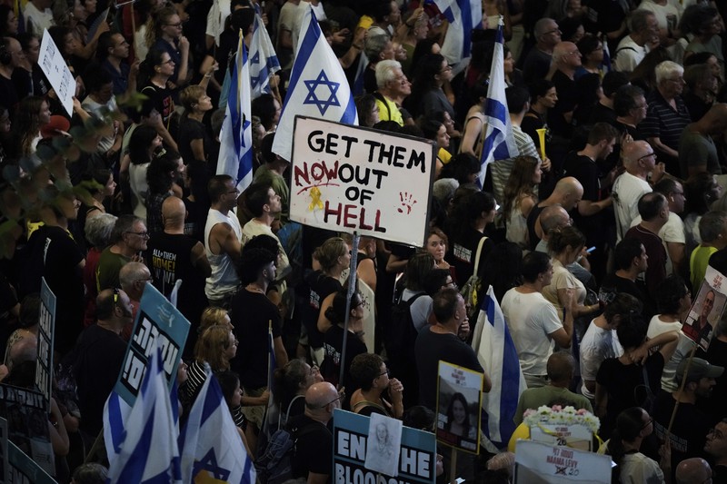 Masyarakat Israel melakukan aksi demonstrasi besar-besaran di Tel Aviv dan sejumlah kota lainnya, Sabtu (14/9/2024). Melalui aksi ini, masyarakat Israel menuntut Pemerintahan Netanyahu untuk segera melakukan gencatan senjata. (REUTERS/Ilan Rosenberg) Masyarakat Israel melakukan aksi demonstrasi besar-besaran di Tel Aviv dan sejumlah kota lainnya, Sabtu (14/9/2024). Melalui aksi ini, masyarakat Israel menuntut Pemerintahan Netanyahu untuk segera melakukan gencatan senjata. (REUTERS/Ilan Rosenberg)
