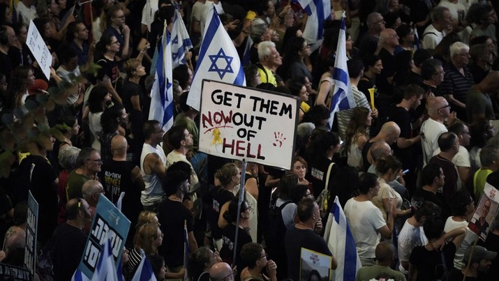 Masyarakat Israel melakukan aksi demonstrasi besar-besaran di Tel Aviv dan sejumlah kota lainnya, Sabtu (14/9/2024). Melalui aksi ini, masyarakat Israel menuntut Pemerintahan Netanyahu untuk segera melakukan gencatan senjata. (AP Photo/Mahmoud Illean)