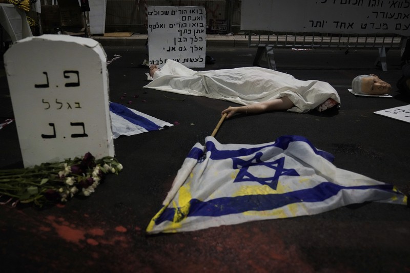 Masyarakat Israel melakukan aksi demonstrasi besar-besaran di Tel Aviv dan sejumlah kota lainnya, Sabtu (14/9/2024). Melalui aksi ini, masyarakat Israel menuntut Pemerintahan Netanyahu untuk segera melakukan gencatan senjata. (REUTERS/Ilan Rosenberg) Masyarakat Israel melakukan aksi demonstrasi besar-besaran di Tel Aviv dan sejumlah kota lainnya, Sabtu (14/9/2024). Melalui aksi ini, masyarakat Israel menuntut Pemerintahan Netanyahu untuk segera melakukan gencatan senjata. (REUTERS/Ilan Rosenberg)