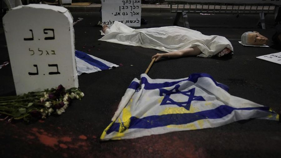 Masyarakat Israel melakukan aksi demonstrasi besar-besaran di Tel Aviv dan sejumlah kota lainnya, Sabtu (14/9/2024). Melalui aksi ini, masyarakat Israel menuntut Pemerintahan Netanyahu untuk segera melakukan gencatan senjata. (AP Photo/Mahmoud Illean)