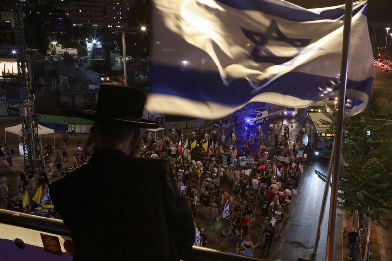 Masyarakat Israel melakukan aksi demonstrasi besar-besaran di Tel Aviv dan sejumlah kota lainnya, Sabtu (14/9/2024). Melalui aksi ini, masyarakat Israel menuntut Pemerintahan Netanyahu untuk segera melakukan gencatan senjata. (REUTERS/Ilan Rosenberg) Masyarakat Israel melakukan aksi demonstrasi besar-besaran di Tel Aviv dan sejumlah kota lainnya, Sabtu (14/9/2024). Melalui aksi ini, masyarakat Israel menuntut Pemerintahan Netanyahu untuk segera melakukan gencatan senjata. (REUTERS/Ilan Rosenberg)
