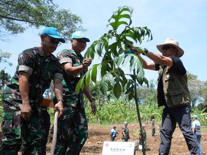 Panglima TNI Bagikan Sembako ke Warga dan Tanam Pohon di PMPP Sentul