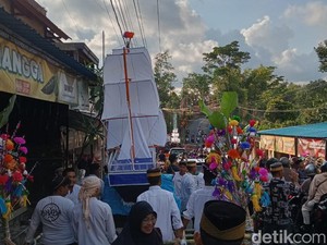 Arak-Arakan Bale Suji, Tradisi Kampung Angantiga Sambut Maulid Nabi