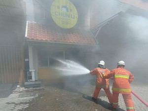 Ruko di Bukit Mas Surabaya Terbakar, Kasir dan Juru Masak Terluka Bakar