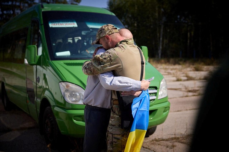 Rusia dan Ukraina melakukan pertukaran besar-besaran terhadap 206 tahanan. Masing-masing pihak menukar 103 orang tahanannya. (via REUTERS/Russian Defence Ministry) Rusia dan Ukraina melakukan pertukaran besar-besaran terhadap 206 tahanan. Masing-masing pihak menukar 103 orang tahanannya. (via REUTERS/Russian Defence Ministry)
