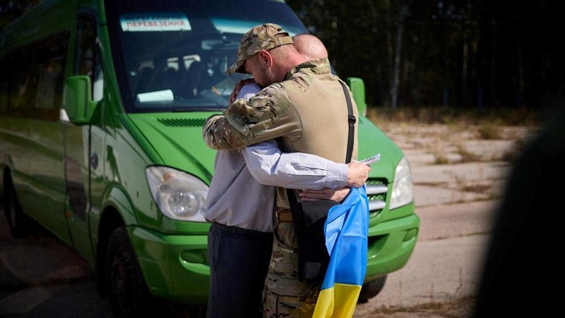 Rusia dan Ukraina melakukan pertukaran besar-besaran terhadap 206 tahanan. Masing-masing pihak menukar 103 orang tahanannya. (via REUTERS/Russian Defence Ministry)