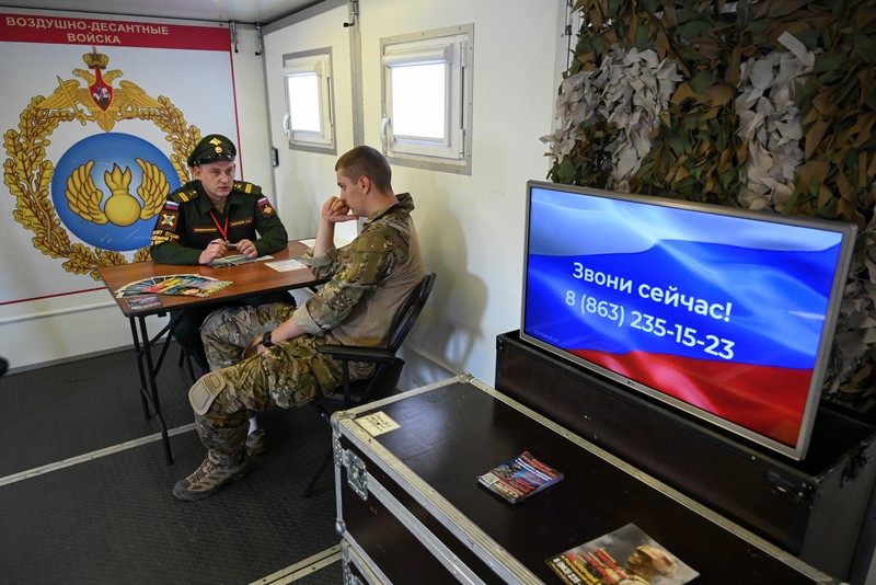 Rusia dan Ukraina melakukan pertukaran besar-besaran terhadap 206 tahanan. Masing-masing pihak menukar 103 orang tahanannya. (via REUTERS/Russian Defence Ministry) Rusia dan Ukraina melakukan pertukaran besar-besaran terhadap 206 tahanan. Masing-masing pihak menukar 103 orang tahanannya. (via REUTERS/Russian Defence Ministry)