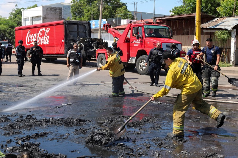 Sebuah kendaraan yang terbakar terlihat di dekat jembatan layang di tengah gelombang kekerasan antara kelompok bersenjata, di Culiacan, Meksiko, 11 September 2024. (REUTERS/Jesus Bustamante) Sebuah kendaraan yang terbakar terlihat di dekat jembatan layang di tengah gelombang kekerasan antara kelompok bersenjata, di Culiacan, Meksiko, 11 September 2024. (REUTERS/Jesus Bustamante)