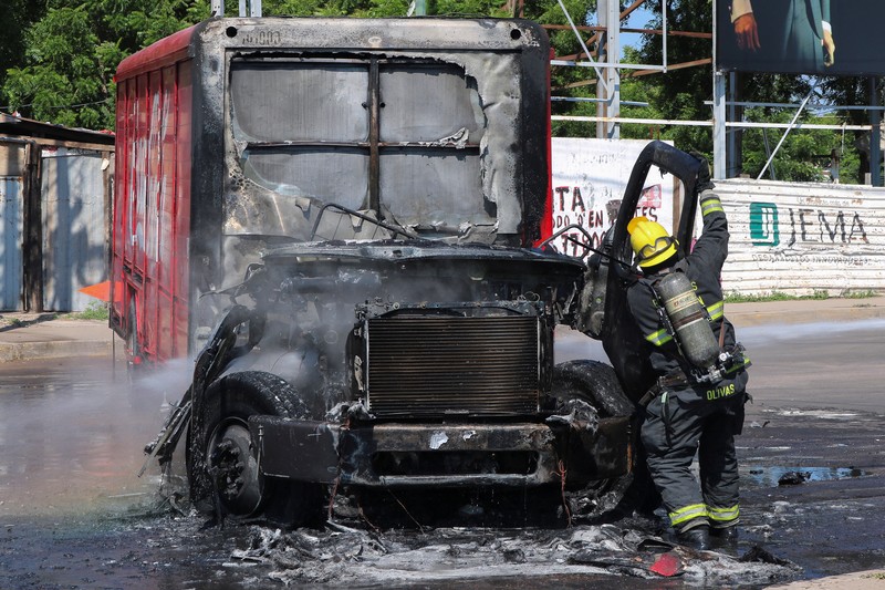 Sebuah kendaraan yang terbakar terlihat di dekat jembatan layang di tengah gelombang kekerasan antara kelompok bersenjata, di Culiacan, Meksiko, 11 September 2024. (REUTERS/Jesus Bustamante) Sebuah kendaraan yang terbakar terlihat di dekat jembatan layang di tengah gelombang kekerasan antara kelompok bersenjata, di Culiacan, Meksiko, 11 September 2024. (REUTERS/Jesus Bustamante)