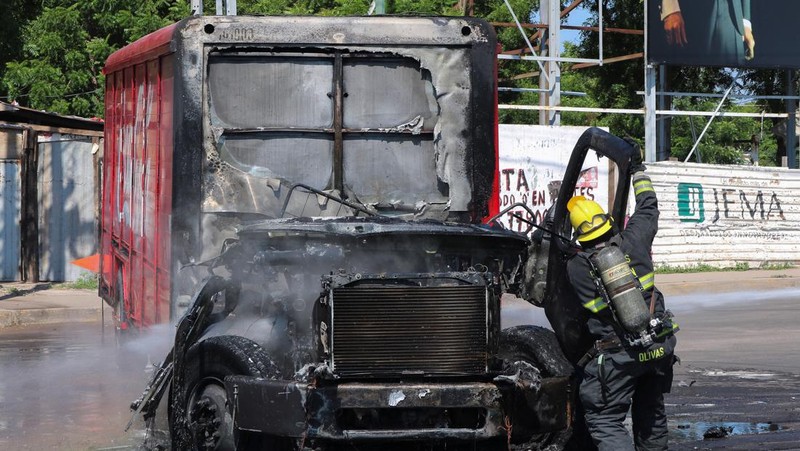 Sebuah kendaraan yang terbakar terlihat di dekat jembatan layang di tengah gelombang kekerasan antara kelompok bersenjata, di Culiacan, Meksiko, 11 September 2024. (REUTERS/Jesus Bustamante)