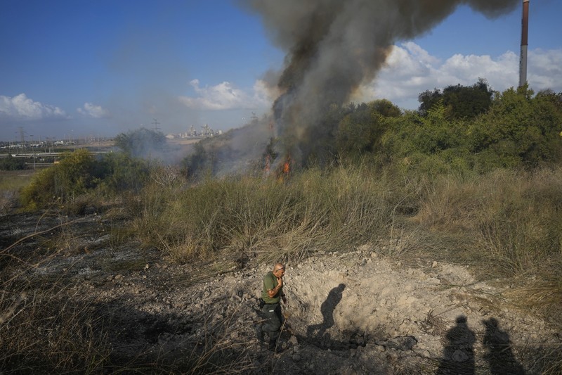 Seorang polisi memeriksa area kebakaran setelah militer menembakkan pencegat ke rudal dari Yaman yang jatuh di Israel tengah pada 15 September 2024. (REUTERS/Ronen Zvulun)