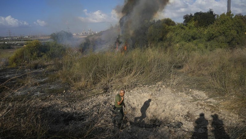 Seorang polisi memeriksa area kebakaran setelah militer menembakkan pencegat ke rudal dari Yaman yang jatuh di Israel tengah pada 15 September 2024. (REUTERS/Ronen Zvulun)