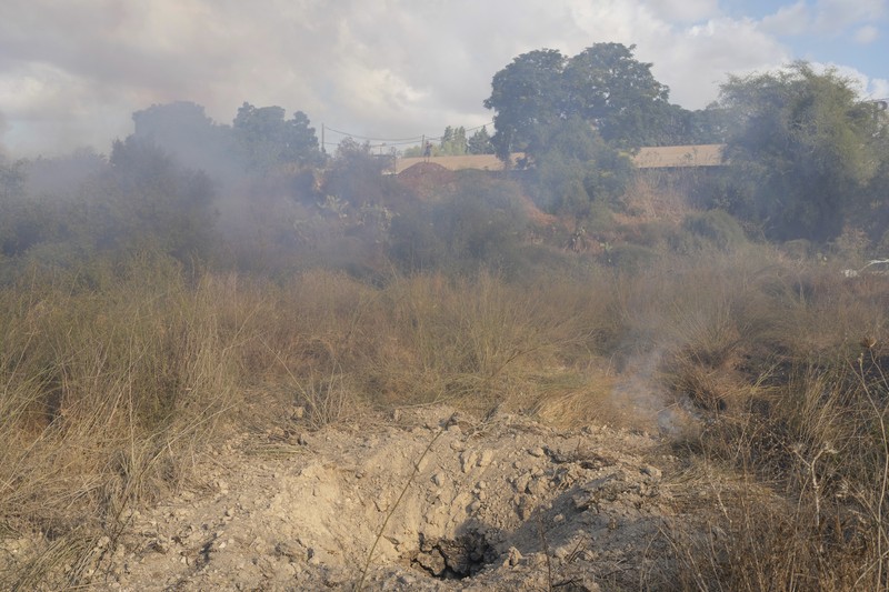 Seorang polisi memeriksa area kebakaran setelah militer menembakkan pencegat ke rudal dari Yaman yang jatuh di Israel tengah pada 15 September 2024. (REUTERS/Ronen Zvulun) Seorang polisi memeriksa area kebakaran setelah militer menembakkan pencegat ke rudal dari Yaman yang jatuh di Israel tengah pada 15 September 2024. (REUTERS/Ronen Zvulun)