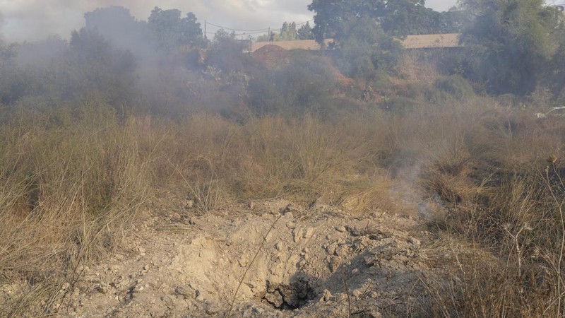 Seorang polisi memeriksa area kebakaran setelah militer menembakkan pencegat ke rudal dari Yaman yang jatuh di Israel tengah pada 15 September 2024. (REUTERS/Ronen Zvulun)