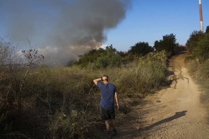 Seorang polisi memeriksa area kebakaran setelah militer menembakkan pencegat ke rudal dari Yaman yang jatuh di Israel tengah pada 15 September 2024. (REUTERS/Ronen Zvulun) Seorang polisi memeriksa area kebakaran setelah militer menembakkan pencegat ke rudal dari Yaman yang jatuh di Israel tengah pada 15 September 2024. (REUTERS/Ronen Zvulun)